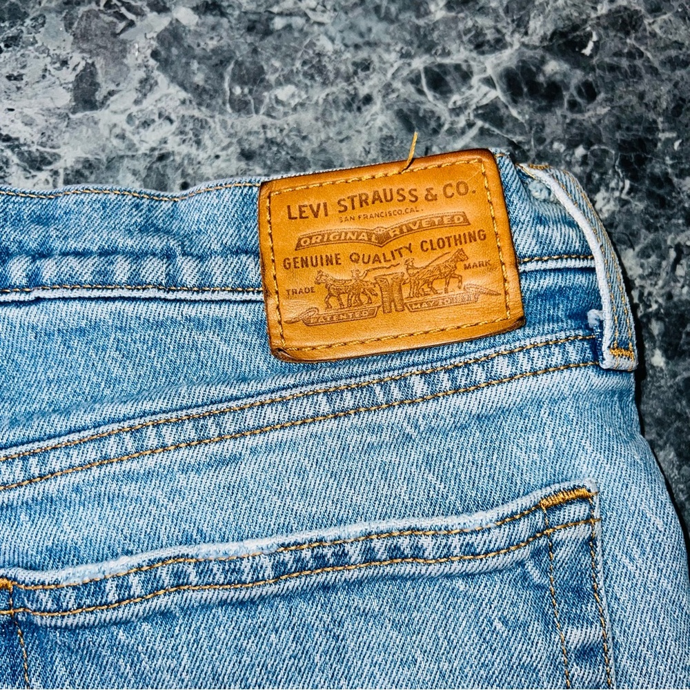 Levi’s mom jeans